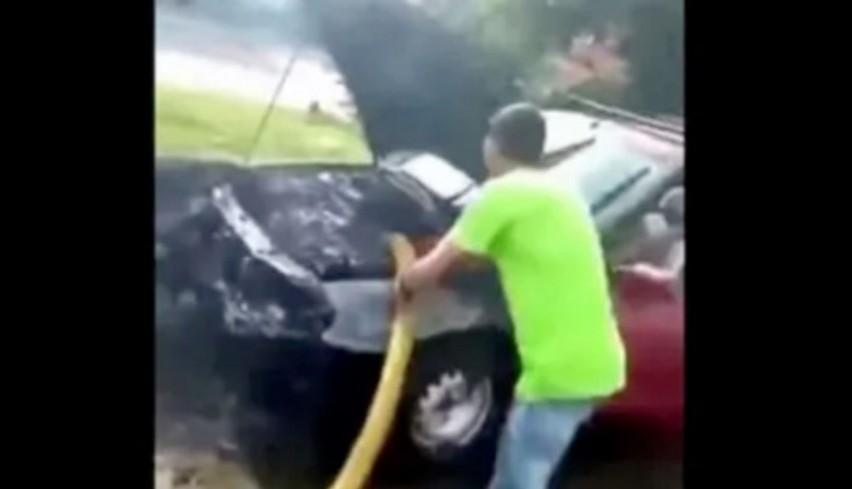 Apagaron un auto en llamas con líquidos de un camión atmosférico