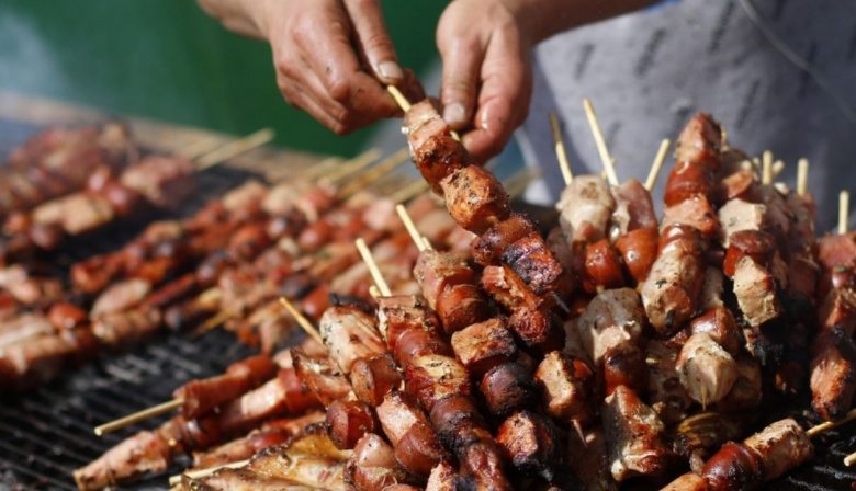 Le vendieron una brochette de carne de perro y se dio cuenta de la peor manera