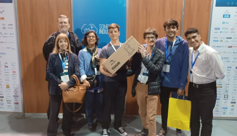 Alumnos recibieron un premio por crear una locomotora que se mueve con energía solar