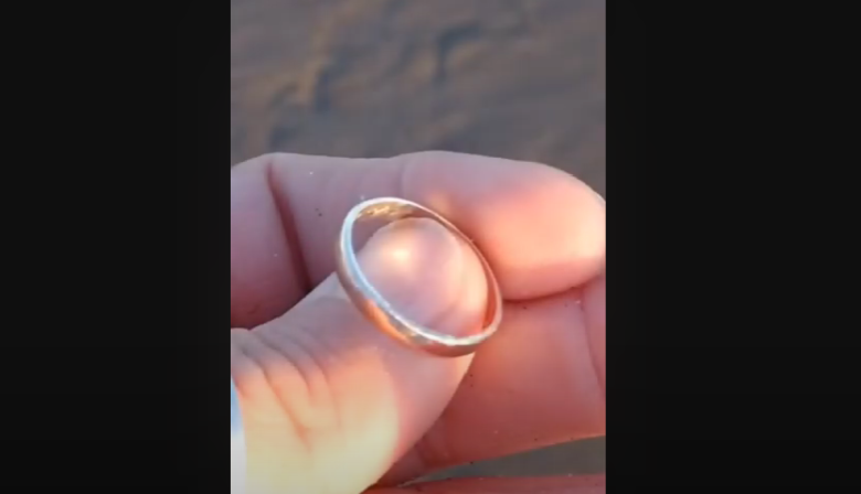 Video: Con un detector de metales encontró dos alianzas de oro en la playa y las quiere devolver