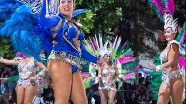 San Cayetano cerró los carnavales con desfile, quema del Rey Momo y show de Los Caligaris