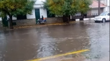 Falta mantenimiento: Llueve 20 minutos y se inundan las calles del centro