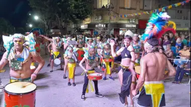 Lobería vibró con el espíritu carnavalero: Comparsas, carrozas y alegría en las calles