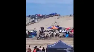 Video: Una moto y un cuatriciclo despistaron en plena competencia del Enduro del Verano y embistieron a los espectadores