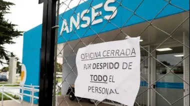 El Gobierno comenzó a cerrar oficinas de ANSES y generó una ola de despidos