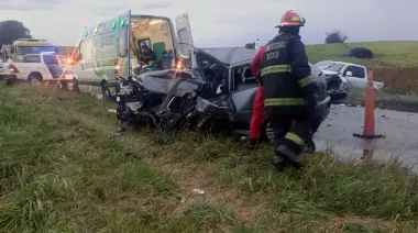 Violento choque frontal en la Ruta 88: Un joven quedó atrapado y fue rescatado por bomberos