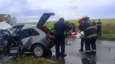 Video: Así fue el trabajo de los bomberos para rescatar al joven herido en el choque de la Ruta 88