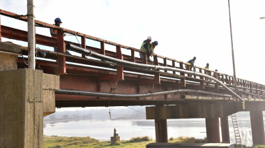 Postergan el cambio de luces LED del Puente Dardo Rocha por el temporal