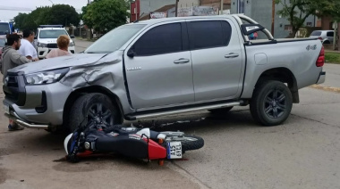 Video del accidente en Quequén: La camioneta dobló en U en una avenida y el motociclista terminó en el hospital