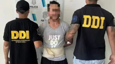 Violento ataque a policías en medio de una detención: Piedrazos, golpes y hasta mordidas