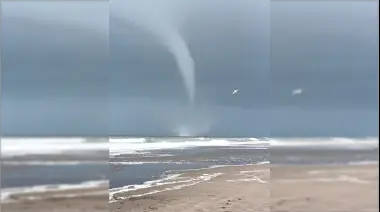 Video: En medio de un alerta por vientos fuertes, una tromba marina soprendió en Reta