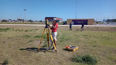 Comenzaron a reparar la pista de atletismo dañada durante el recital de La Renga