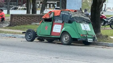 Vive en un Citroen frente a la plaza: El gobierno de Milei pega fuerte en Necochea