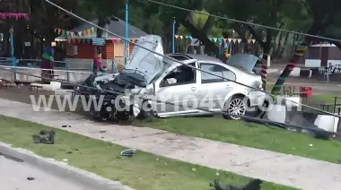 Impactante accidente en Pinolandia: Un auto se despistó y sus ocupantes salieron despedidos