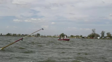 Desesperada búsqueda en la laguna Cuero de Zorro: Un pescador cayó al agua y desapareció