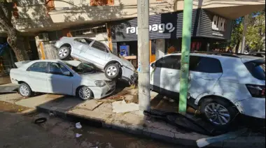 Bahía Blanca, el día después: 10 muertos, desolación, barro y autos amontonados