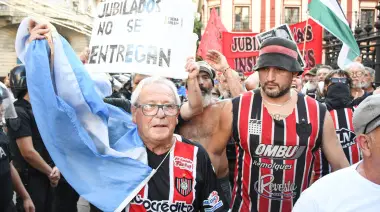 Jubilados y barrabravas contra la policía este miércoles en el Congreso