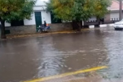 Falta mantenimiento: Llueve 20 minutos y se inundan las calles del centro