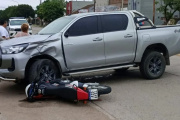 Video del accidente en Quequén: La camioneta dobló en U en una avenida y el motociclista terminó en el hospital