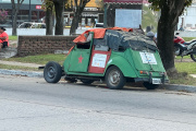 Vive en un Citroen frente a la plaza: El gobierno de Milei pega fuerte en Necochea