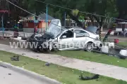 Impactante accidente en Pinolandia: Un auto se despistó y sus ocupantes salieron despedidos