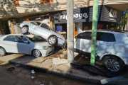 Bahía Blanca, el día después: 10 muertos, desolación, barro y autos amontonados